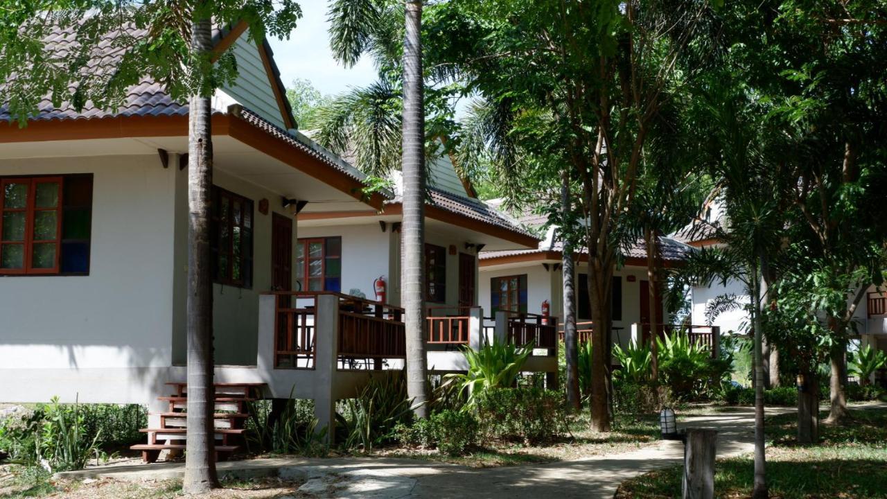 Resort Railumpoo Nakhon Sawan Eksteriør billede