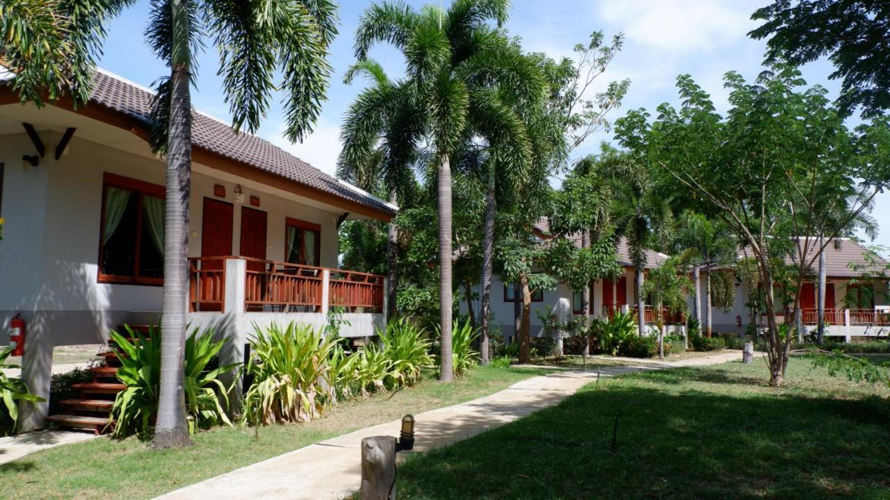 Resort Railumpoo Nakhon Sawan Eksteriør billede