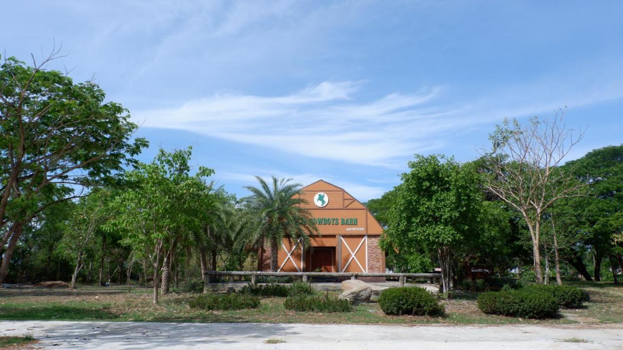 Resort Railumpoo Nakhon Sawan Eksteriør billede