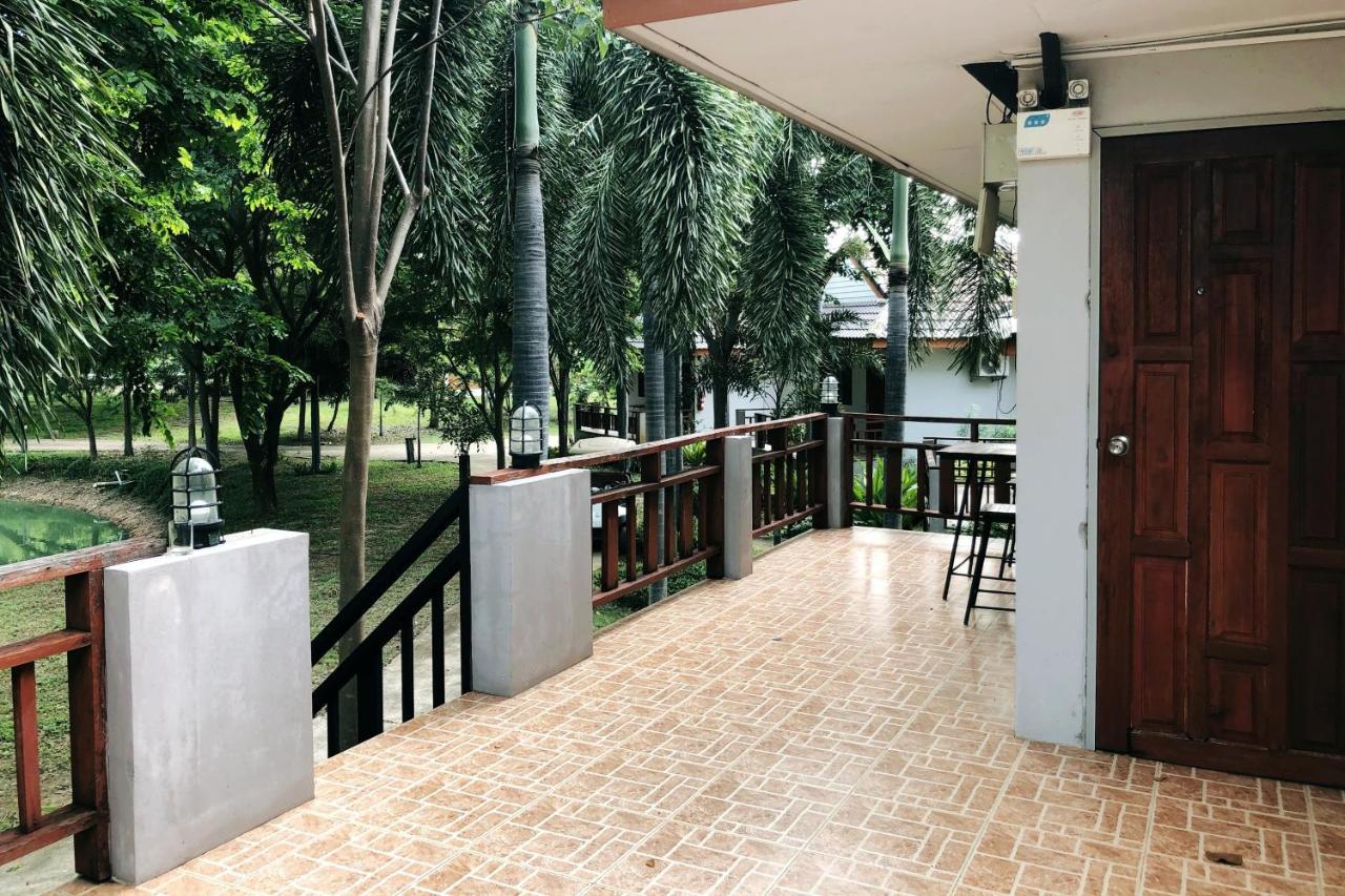 Resort Railumpoo Nakhon Sawan Eksteriør billede